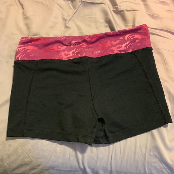 Black and pink UNDER ARMOUR spandex shorts - Picture 2 of 4